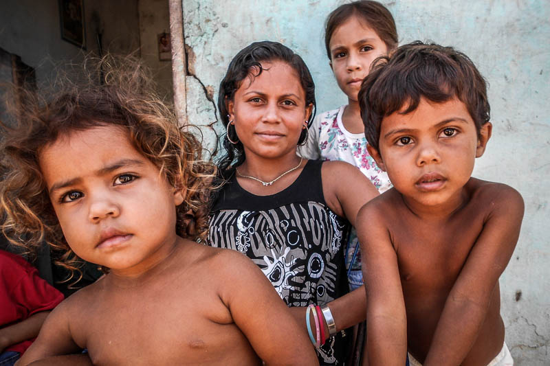 Moradora Luciana Cardozo, de 24 anos, posa com seus três filhos. Desempregada, ela mora com os pais e se dedica a cuidar da saúde dos filhos pequenos que sofrem de problemas respiratórios e alergias de pele. Foto: Fabíola Ortiz/O Eco
