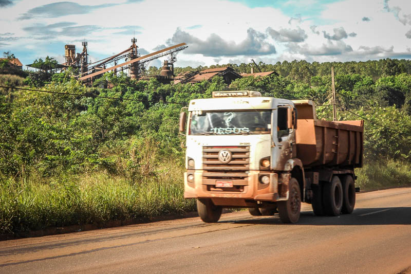 Caminhão cruza a BR-222. Ao fundo a Gusa Nordeste S/A. Foto: Fabíola Ortiz/O Eco