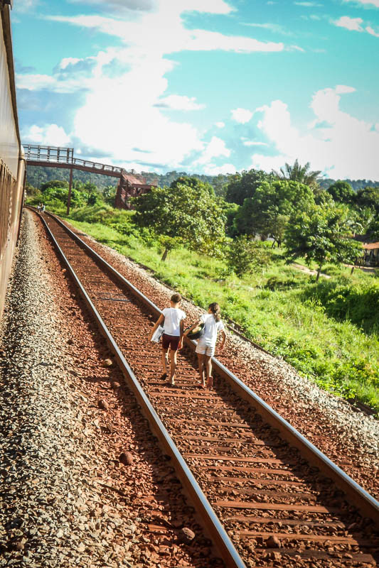 Ao longo da Estrada de Ferro Carajás que leva à São Luís do Maranhão é possível ver crianças e moradores que tentam vender alimentos nas paradas. O trem da VALE percorre 27 municípios. Foto: Fabíola Ortiz/((o))eco