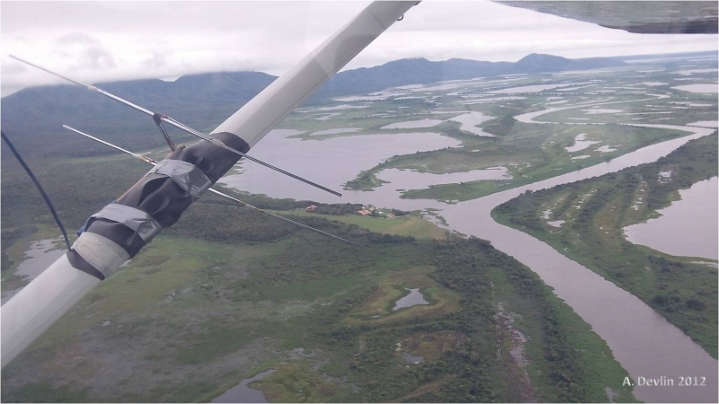Sobrevoo com um avião Cessna com as antenas VHF fixadas aos montantes das asas, procurando pelo sinal do colar usado pelo macho M08 "Big George". Vista da sede de Acurizal e da Serra do Amolar, o rio Paraguai serpenteando em seu curso. Foto: A. Devlin/2012.