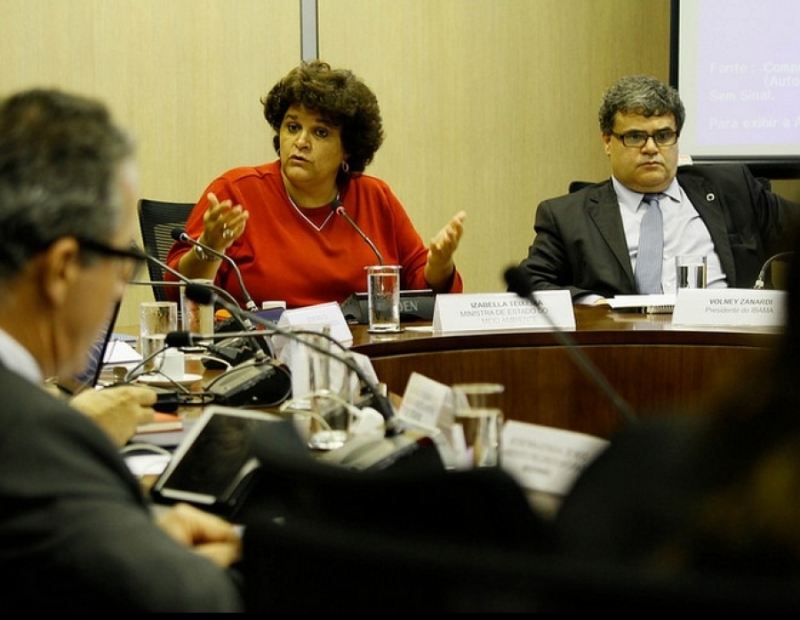 Ministra Izabella Teixeira e o presidente do Ibama, Volney Zanardi, apresentam os dados do desmatamento na Amazônia. Foto: Martim Garcia/MMA.