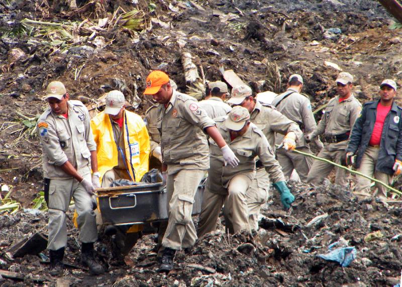 Desabamento do Morro do Bumba, em Niterói, matou 47 pessoas em 2010. Favela foi construída em cima de um lixão desativado. Foto: Vladimir Platonow /ABr.