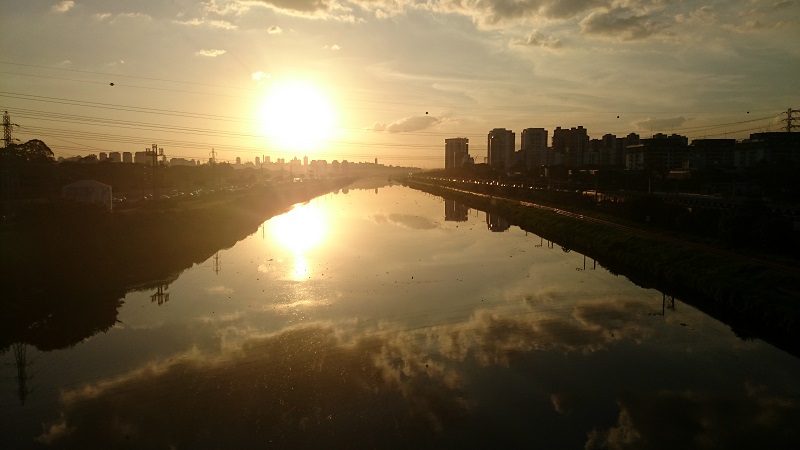 Sujeira brilha quando o sol se põe no Rio Pinheiros, em São Paulo. Foto: Daniel Santini