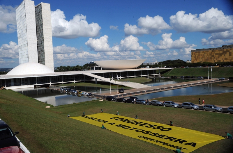 Faixa exibida pelo Greenpeace antes da votação do Código Florestal. Foto: Fabio Rodrigues Pozzebom/ABr
