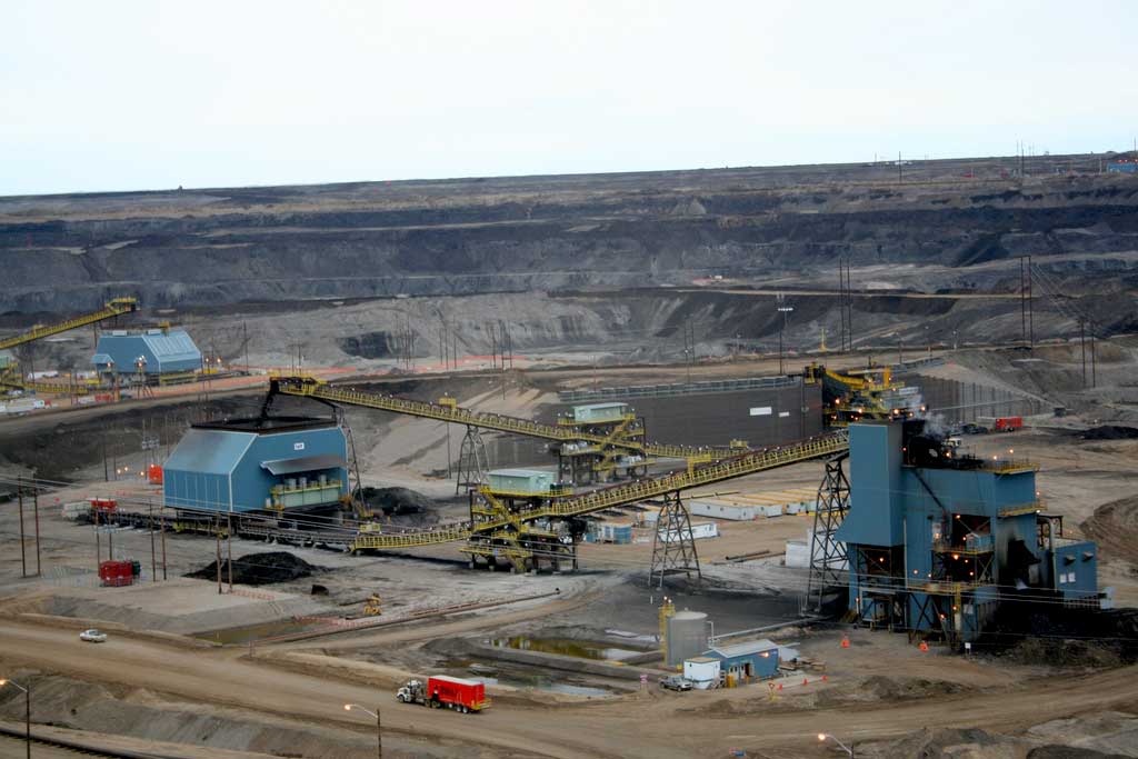 Exploração de areia betuminosas (Tar Sands), de onde se retira petróleo, em Alberta, Canadá. Foto: Michael Kalus/Flickr