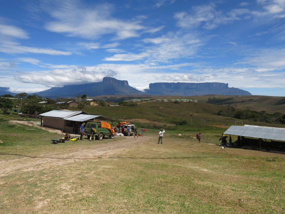 A caminhada começa na vila de Paraitepui, um povoado Pemón no Parque Nacional Canaima de onde já se vê o Monte Roraima e seu irmão, o Kukenan (à esquerda).