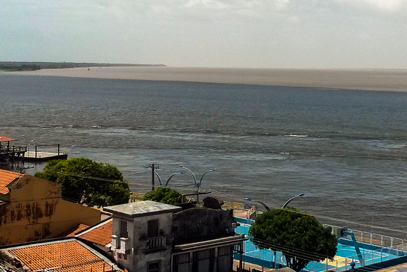 O encontro das águas dos rios Tapajós e Amazonas, em Santarém. Foto: Giovanny Vera/InfoAmazônia