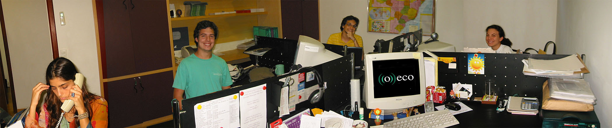 A redação de ((o))eco na Gávea, no QG Sérgio Abranches. Ao fundo, na direita, Carolina Elia, e ao lado dela, Eric Macedo. No primeiro plano, à esquerda, Gabriela Machado, logo atrás, Felipe Lobo. Foto: arquivo da redação