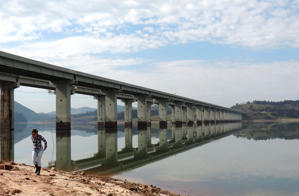Viaduto sobre a represa de Nazaré Paulista (Sistema Cantareira), antes com sua estrutura de colunas coberta de água até uma altura elevada, agora bem abaixo do normal. Foto: Lizandra Mayra/IPÊ