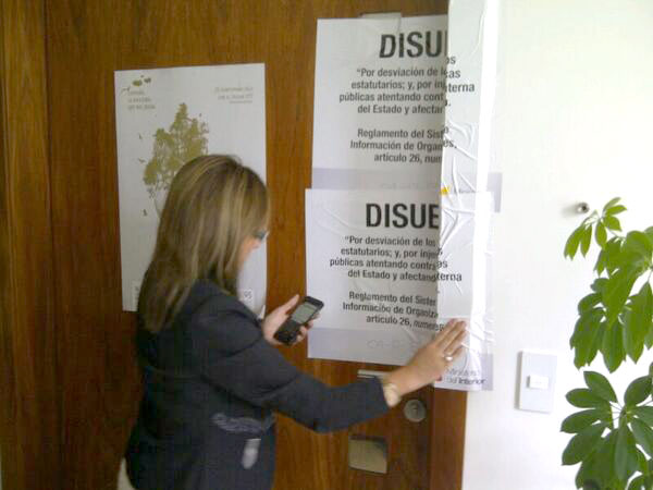 Momento em que a Polícia equatoriana notificava a dissolução da Fundação Pachamama, em Quito. Crédito: Ministério do Interior do Equador.