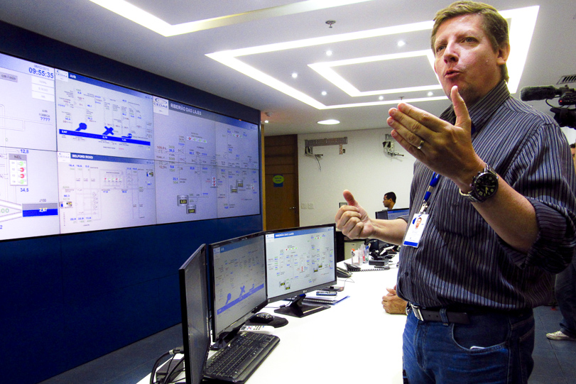 Jorge Briard, presidente da CEDAE, no centro de controle.