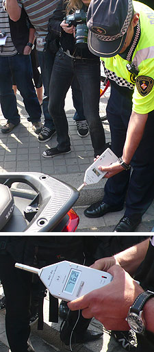 Fiscais verificam nível de ruído de motocicleta. (Foto: Divulgação)