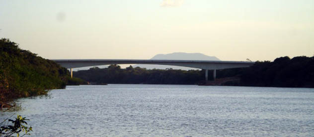 Quase pronta: ponte sobre o Rio Tacutu, entre o Brasil e a Guiana. (Foto: Pedro Cunha e Menezes)