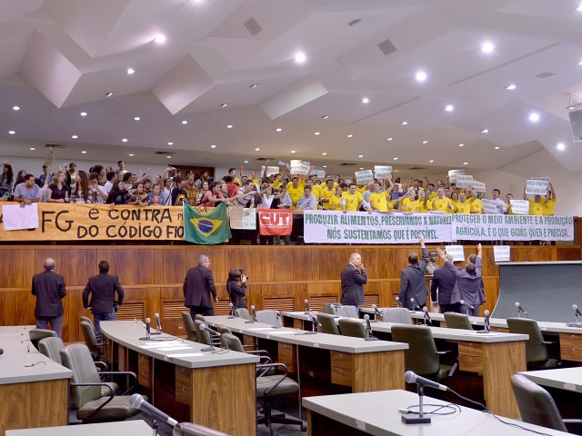 Nas tribunas, os estudantes da UFG e os agricultores com a camisa do Sou Agro: embates em torno do novo código florestal goiano. Foto: Y. Maeda/ALEGO.