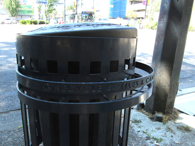 Lata de lixo com compartimento separado para garrafas e latas, uma mudança simples e que facilita a reciclagem. Foto por Duda Menegassi