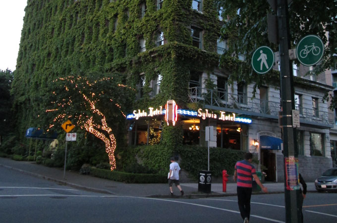 Um prédio literalmente verde numa das esquinas de Vancouver. Foto: Duda Menegassi | Clique para ampliar