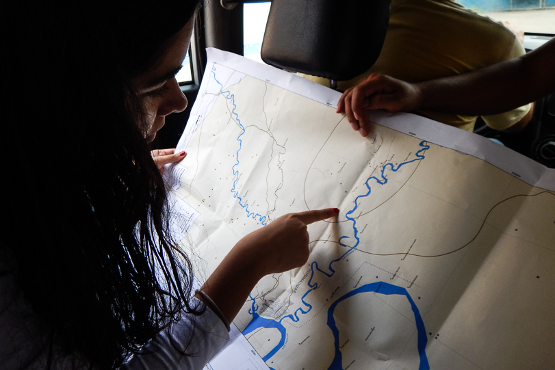 A pesquisadora Paula Paz verifica local visitado na viagem. Foto: Terra-i