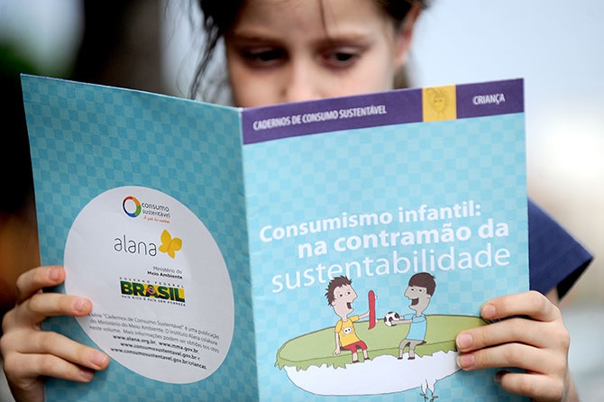 A cartilha Consumismo Infantil: na Contramão da Sustentabilidade. Foto: Fabio Rodrigues Pozzebom/ABr.