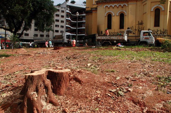 As motosserras fazem o serviço sujo no Largo do Paissandú. Foto: Fabio Olmos