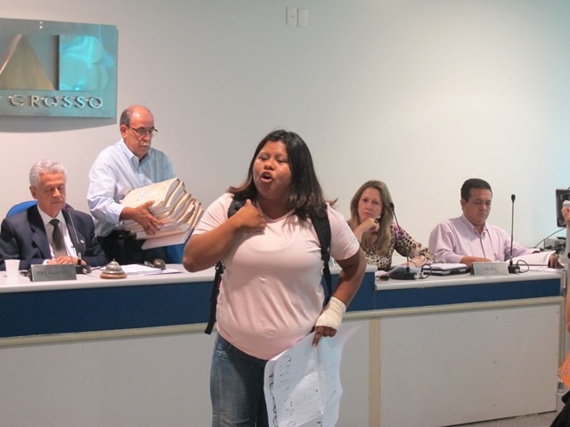 Jovem Manoki faz emocionante manifestação após liberação da licença da usina Paiaguá quando SEMA deu voto de minerva favorável à hidrelétrica sem estudo de componente indígena. Crédito Andreia Fanzeres/OPAN