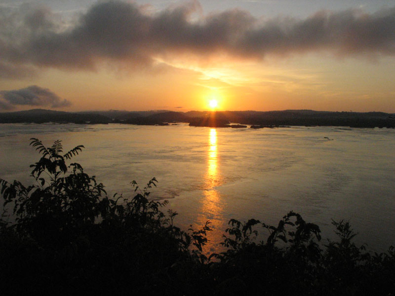 Nascer do sol no Rio Tapajós. Foto: Gilberto Nascimento Silva.