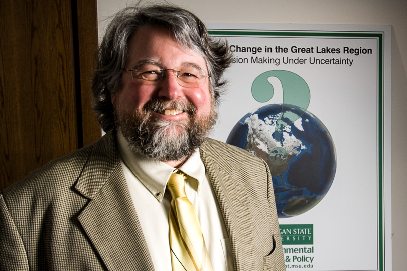 Thomas Dietz, um dos autores do artigo. No artigo publicado, os pesquisadores concluíram que pressão conservacionista está contribuindo para alguns Estados americanos reduzirem emissão de gases de efeito estufa. Crédito: Kurt Stepnitz / Divulgação