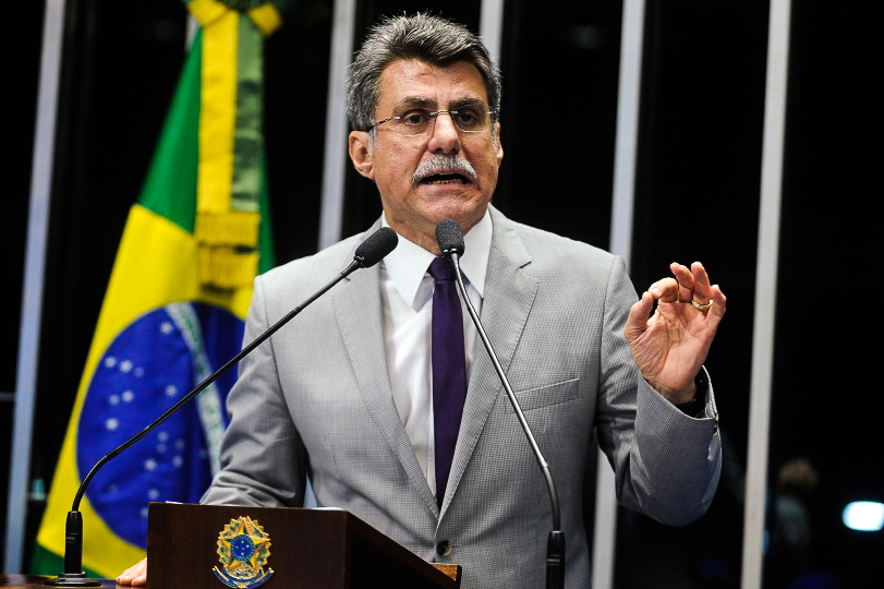 Em discurso, senador Romero Jucá (PMDB-RR) promete arquivar projeto que libera mineração em terra indígena. Foto: Marcos Oliveira/Agência Senado.