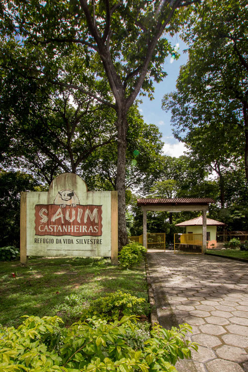 Entrada do Refúgio da Vida Silvestre Sauim-Castanheiras, uma UC de Proteção Integral com 95 hectares que abriga um CETAS.