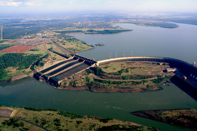 Lago e vertedouro da hidrelétrica de Itaipu. Foto: International Hydropower Association/Arquivo