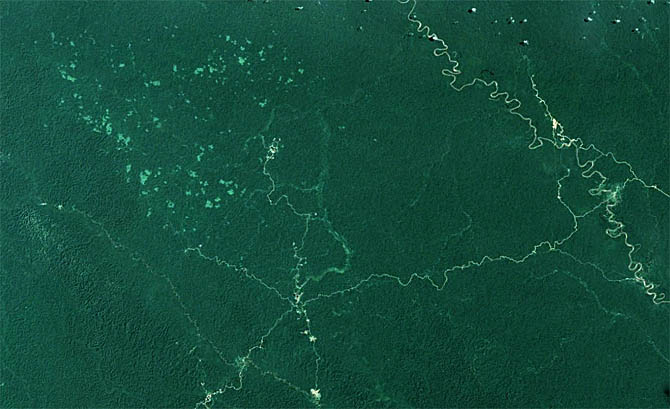 Estradas cortam a floresta na região do Bloco 1AB, perto da fronteira com o Equador.