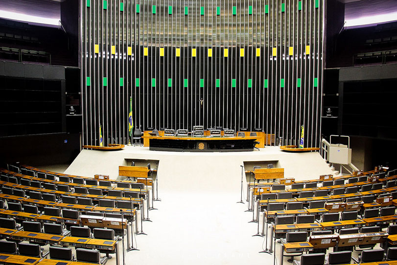 Câmara vazia, cena comum e retrato da falta falta de vontade política para disponibilizar recursos de regularização fundiária e de resolver problemas que já cabem aos deputados. Foto: