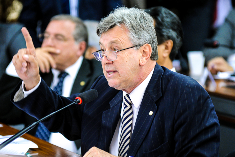 Deputado Luiz Carlos Heinze (PP-RS) defende que o símbolo de alerta de transgênico prejudica produtores. Foto: Lucio Bernardo Jr./Câmara dos Deputados