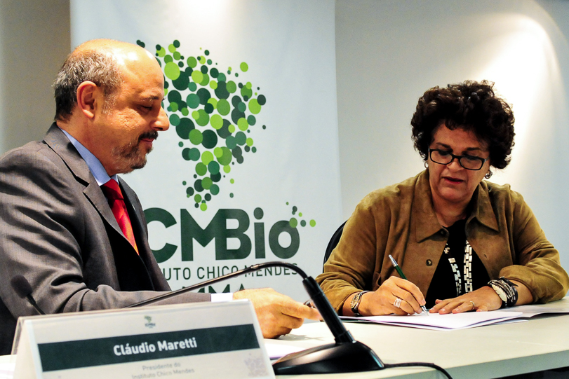 Maretti e a ministra Izabella Teixeira, durante cerimônia de posse realizada hoje. Foto: Paulo de Araújo/MMA