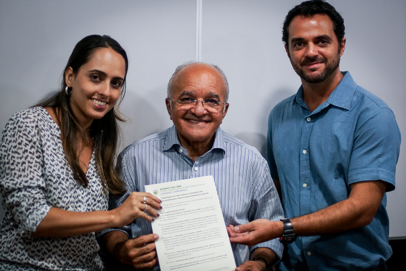 Governador José Melo (PROS) posa entre Mariano Cenamo, secretário executivo adjunto do Idesam, e Carolle Alarcon, secretária-executiva do Movimento FichaVerde, quando da assinatura do carta de compromissos socioambientais. Agosto/2014. Foto: Instituto de Conservação e Desenvolvimento Sustentável do Amazonas (IDESAM)