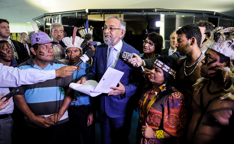 Senador João Capiberibe (PSB-AP) concede entrevista coletiva com participação de senadores, deputados, organizações da sociedade civil e movimentos sociais, para divulgar manifesto contra a PEC 215, que transfere para o Congresso Nacional a atribuição de oficializar terras indígenas, unidades de conservação e territórios quilombolas. Foto: Jefferson Rudy/Agência Senado