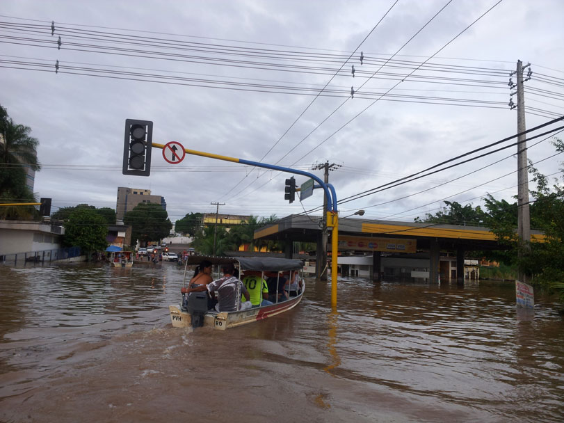 Sinal indiferente. Barco faz a travessia do que antes era uma rua movimentada. Fotos: Sérgio de Carvalho