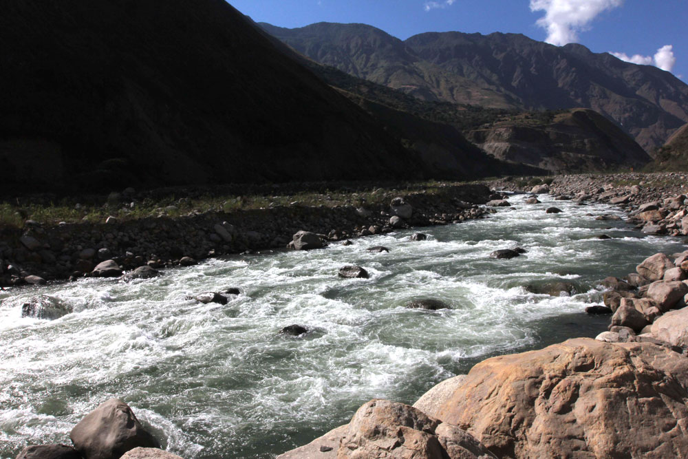 O rio Vilcanota é o cenário da disputa entre dois projetos de hidrelétricas: uma grande ou várias pequenas. Foto: Barbara Fraser