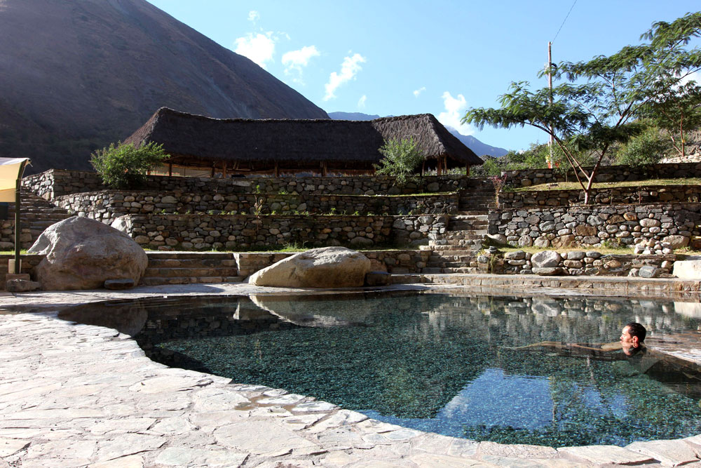 Santa Teresa já foi arrasada duas vezes por enchentes, mas se reconstruiu e sua economia vive em boa parte dos turistas que visitam suas fontes termais. Fotos: Barbara Fraser