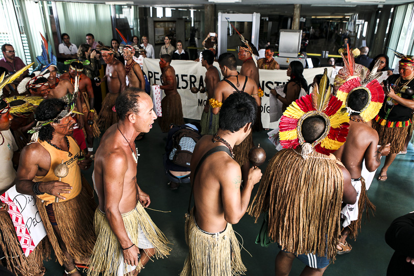 Indígenas protestam em frente à Câmara contra abertura da Comissão Especial. Na faixa, está escrito “PEC 215 rasga a Constituição!”. Foto: Antonio Araújo / Câmara dos Deputados