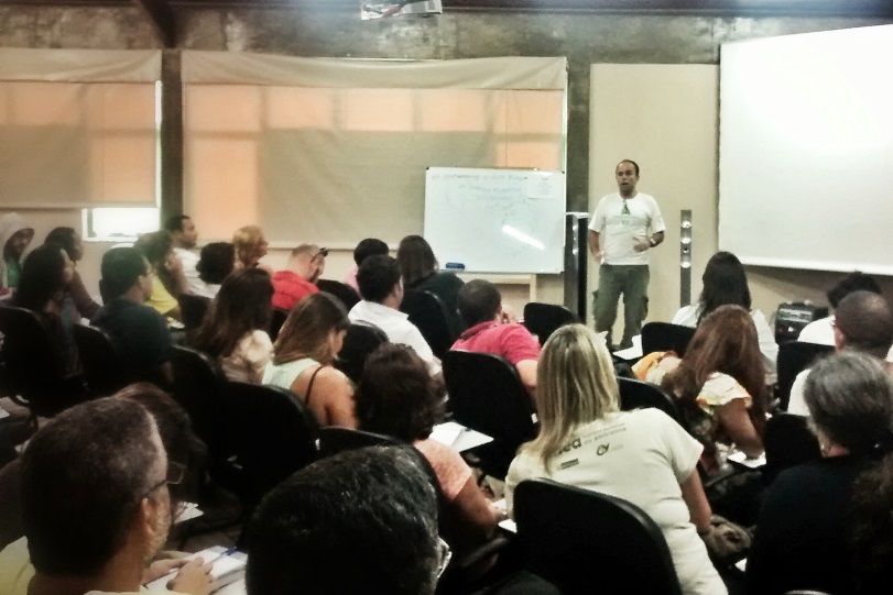 Ao fundo, Pedro Menezes, um dos palestrantes do dia, fala a gestores de áreas protegidas do estado do Rio de Janeiro. Foto: Marcio Isensee