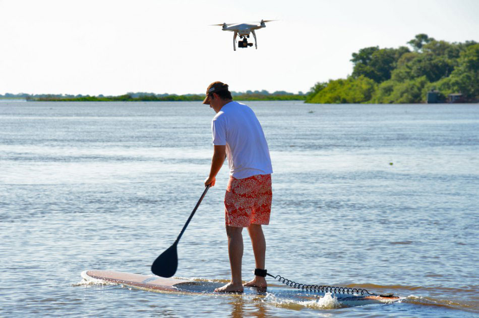 Atletas praticam o stand-up paddle. Foto: Renê Marcio Carneiro