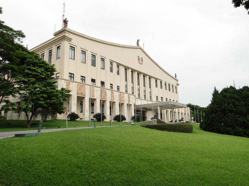 O nome dado à sede do governo paulista, Palácio dos Bandeirantes, é um dos tantos tristes tradições dos governos brasileiros, que prestigiam quem dizima o meio ambiente e comunidades nativas em nome de um suposto progresso. Foto: Divulgação