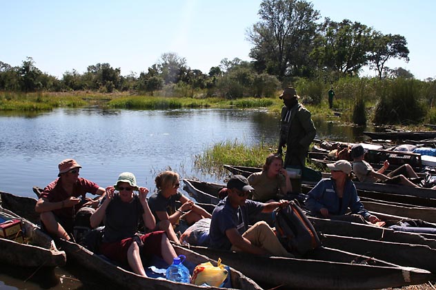Um dos meios de transporte mais rústicos da viagem, a frágil canoa de madeira leva os turistas à ilhota no Okavango Delta. (Foto: Ana Leonor)