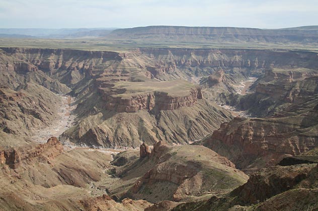 Com mais de 500 milhões de anos, as dramáticas fendas do Parque Nacional Fish River Canyon são inebriantes. (Foto: Ana Leonor)