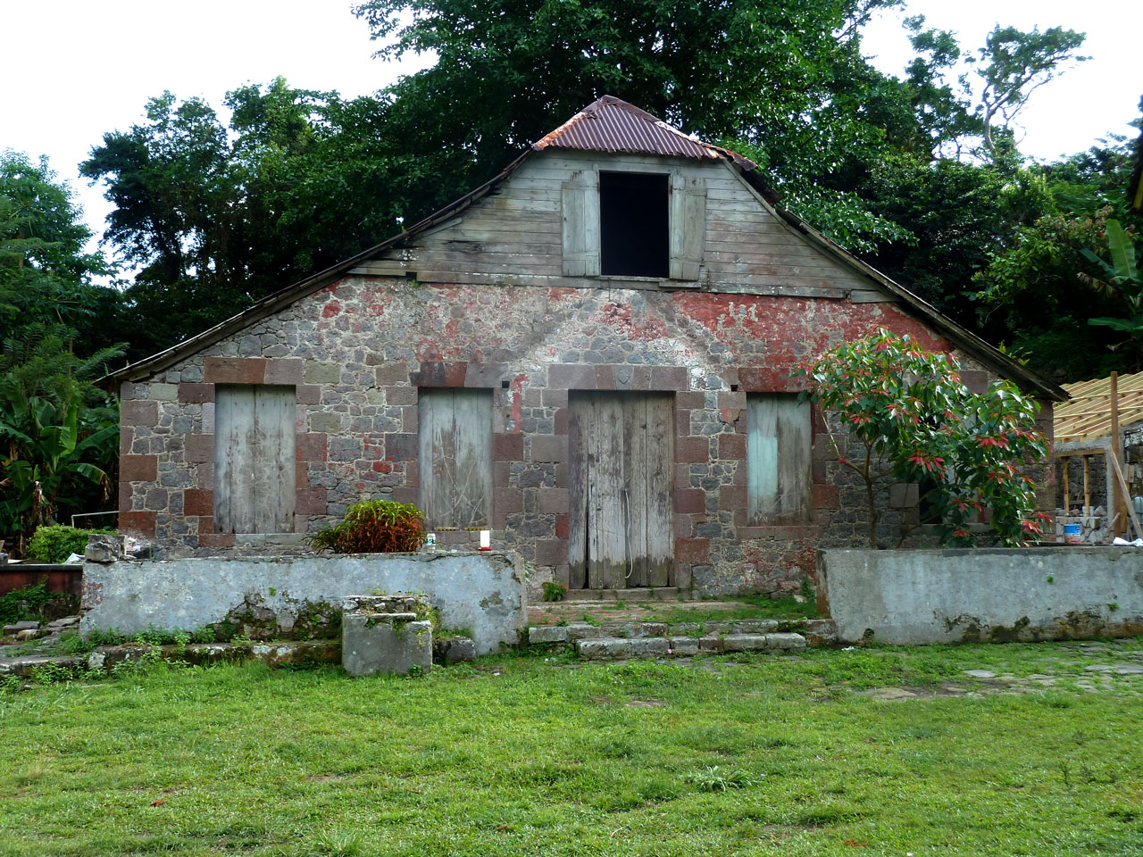 A antiga fazenda de café está sendo convertida em pousada para os trilheiros.