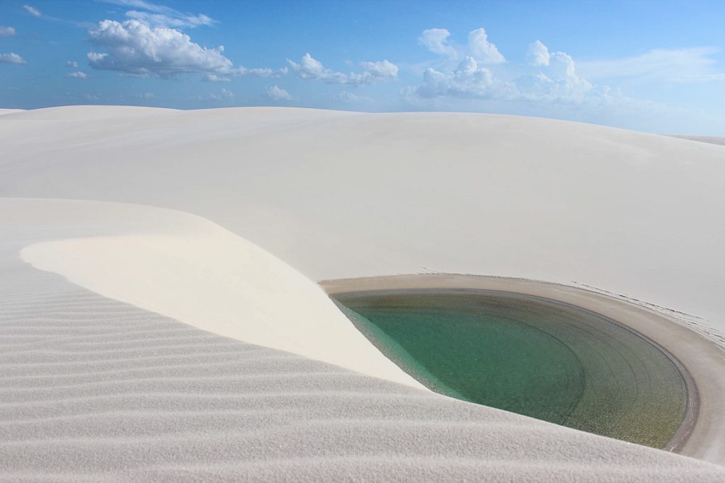 Lagoa natural nos Lençóis Maranhenses. Os degraus cuidadosamente esculpidos pelo vento na areia. Foto: Leandro do Nascimento