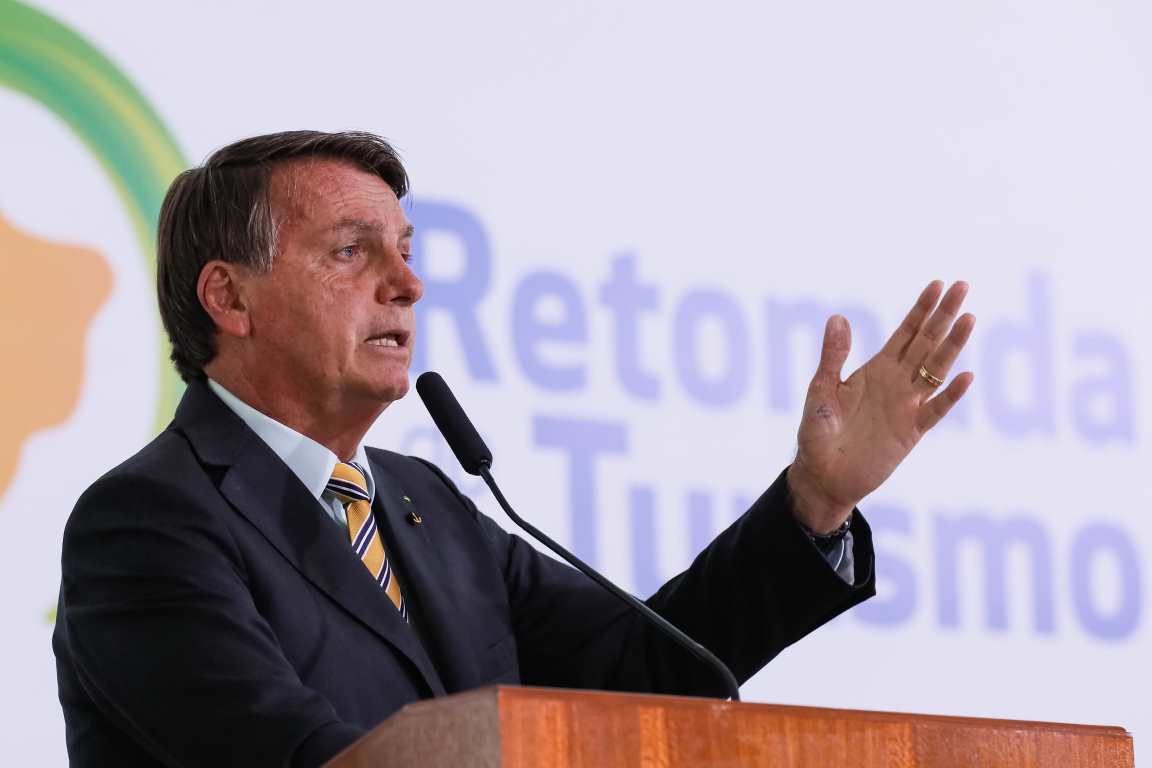 Bolsonaro volta a reclamar sobre a dificuldade de acabar com a Estação Ecológica de Tamoios