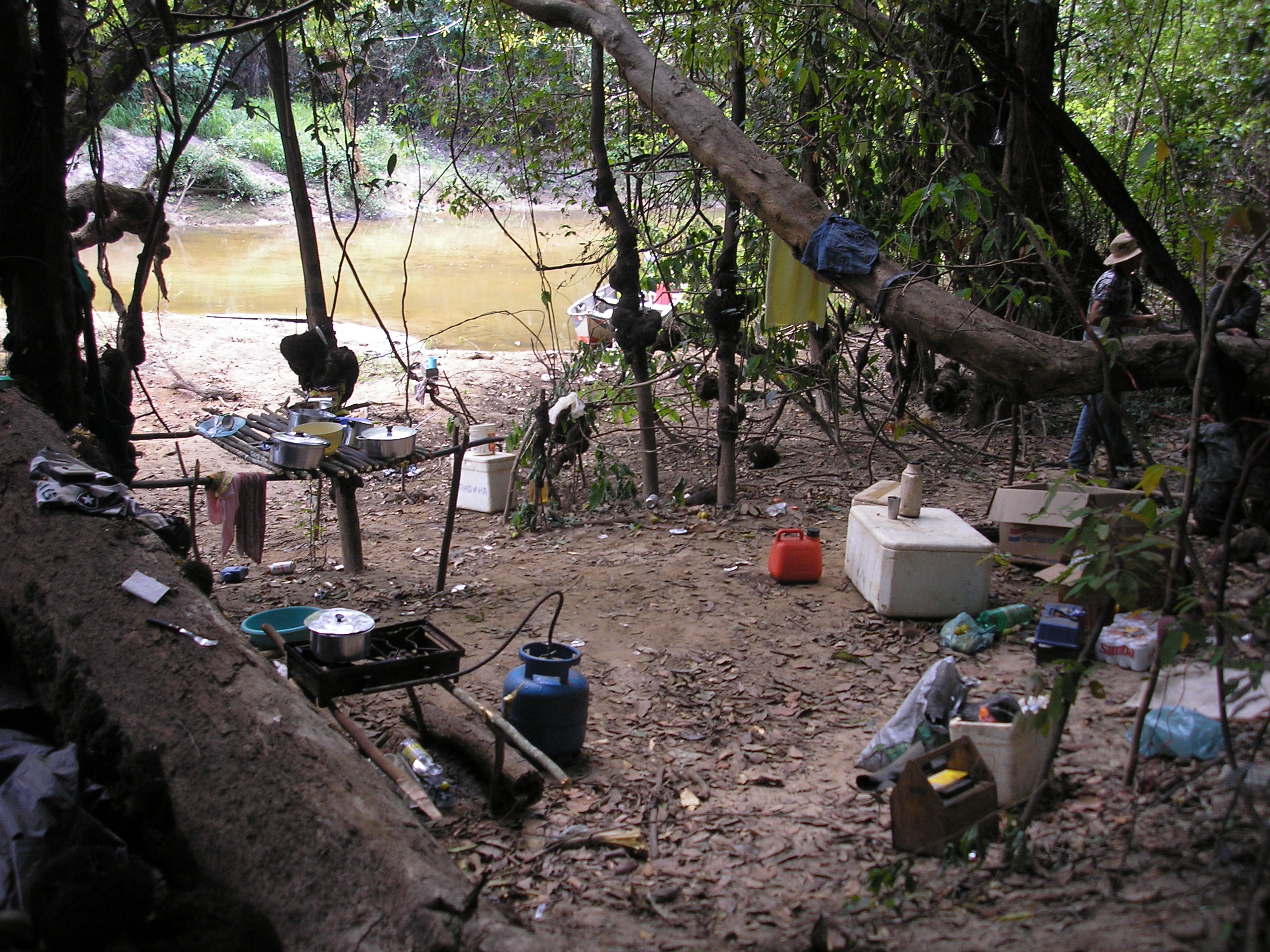 Um dos acampamentos ilegais flagrados às margens do rio Guaporé. Crédito: ICMBio