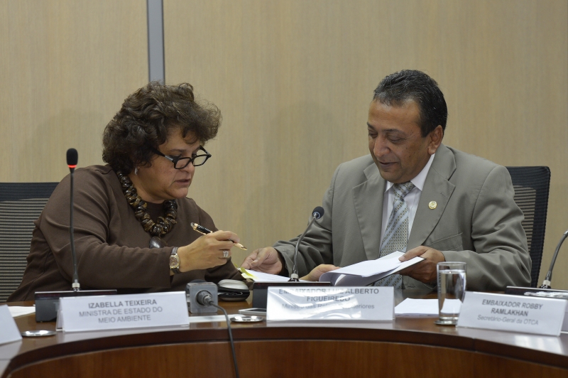 Ministra Izabella Teixeira e o embaixador Robby Ramlakhan, secretário-geral da OTCA, assinam o contrato de monitoramento da Floresta Amazônica. Foto: Wilsom Dias/ABr