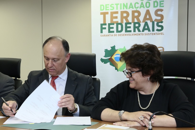 Ministros do Meio Ambiente e Desenvolvimento Agrário formalizam cessão de terras, que serão preservadas. Foto: Rafael Carvalho/MDA.